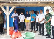 Bupati Way Kanan Ayu Asalasiyah, S. Ked., didampingi jajaran Dinas Sosial, BPBD, TNI, dan aparat Kelurahan Pasar Banjit, menyerahkan bantuan kepada keluarga korban kebakaran di Kelurahan Pasar Banjit, Kecamatan Banjit, Rabu (23/7/2025).