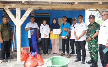 Bupati Way Kanan Ayu Asalasiyah, S. Ked., didampingi jajaran Dinas Sosial, BPBD, TNI, dan aparat Kelurahan Pasar Banjit, menyerahkan bantuan kepada keluarga korban kebakaran di Kelurahan Pasar Banjit, Kecamatan Banjit, Rabu (23/7/2025).