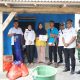 Bupati Way Kanan Ayu Asalasiyah, S. Ked., didampingi jajaran Dinas Sosial, BPBD, TNI, dan aparat Kelurahan Pasar Banjit, menyerahkan bantuan kepada keluarga korban kebakaran di Kelurahan Pasar Banjit, Kecamatan Banjit, Rabu (23/7/2025).