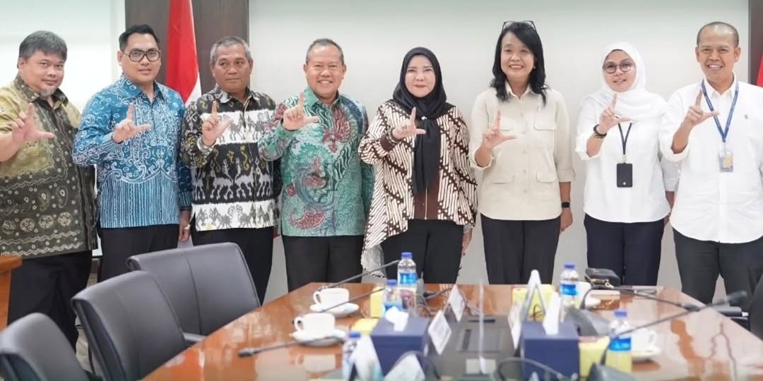 Wali Kota Bandar Lampung, Hj. Eva Dwiana, bersama Wakil Menteri PUPR Ir. Diana Kusumastuti, M.T. dan jajaran, usai audiensi membahas tiga isu strategis di Kota Bandar Lampung, yakni penanganan banjir, peningkatan akses air bersih, dan pembangunan infrastruktur jalan. Pertemuan berlangsung di Jakarta, Senin (30/6/2025)