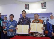 Bupati Lampung Selatan Radityo Egi Pratama dan Bupati Sumedang Dony Ahmad Munir menunjukkan dokumen Nota Kesepahaman (MoU) dan Perjanjian Kerja Sama (PKS) usai penandatanganan kerja sama antardaerah dalam bidang berbagi informasi dan inovasi pemerintahan, Jumat (4/7/2025)