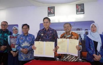Bupati Lampung Selatan Radityo Egi Pratama dan Bupati Sumedang Dony Ahmad Munir menunjukkan dokumen Nota Kesepahaman (MoU) dan Perjanjian Kerja Sama (PKS) usai penandatanganan kerja sama antardaerah dalam bidang berbagi informasi dan inovasi pemerintahan, Jumat (4/7/2025)