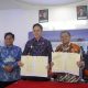 Bupati Lampung Selatan Radityo Egi Pratama dan Bupati Sumedang Dony Ahmad Munir menunjukkan dokumen Nota Kesepahaman (MoU) dan Perjanjian Kerja Sama (PKS) usai penandatanganan kerja sama antardaerah dalam bidang berbagi informasi dan inovasi pemerintahan, Jumat (4/7/2025)