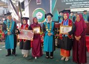 Bupati Way Kanan, Ayu Asalasiyah, S.Ked., berfoto bersama para wisudawan berprestasi STIT Al Hikmah Bumi Agung dalam prosesi Wisuda ke-V Tahun Akademik 2024/2025, Sabtu (19/7/2025).