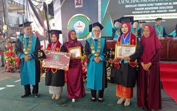 Bupati Way Kanan, Ayu Asalasiyah, S.Ked., berfoto bersama para wisudawan berprestasi STIT Al Hikmah Bumi Agung dalam prosesi Wisuda ke-V Tahun Akademik 2024/2025, Sabtu (19/7/2025).