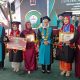 Bupati Way Kanan, Ayu Asalasiyah, S.Ked., berfoto bersama para wisudawan berprestasi STIT Al Hikmah Bumi Agung dalam prosesi Wisuda ke-V Tahun Akademik 2024/2025, Sabtu (19/7/2025).