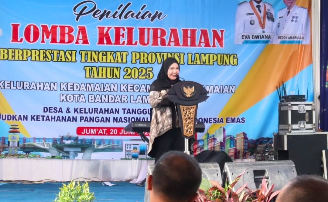 Wali Kota Bandar Lampung, Hj. Eva Dwiana, menyampaikan sambutan dalam kegiatan penilaian Lomba Kelurahan Berprestasi Tingkat Provinsi Lampung Tahun 2025 yang digelar di Kelurahan Kedamaian, Kecamatan Kedamaian, Jumat (20/6/2025).
