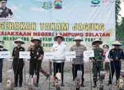Bupati Lampung Selatan Radityo Egi Pratama bersama Kajati Lampung Danang Suryo Wibowo, Kajari Afni Carolina, serta Forkopimda dan perwakilan kementerian melakukan penanaman jagung perdana di Desa Margacatur, Kalianda, Senin (21/7/2025).
