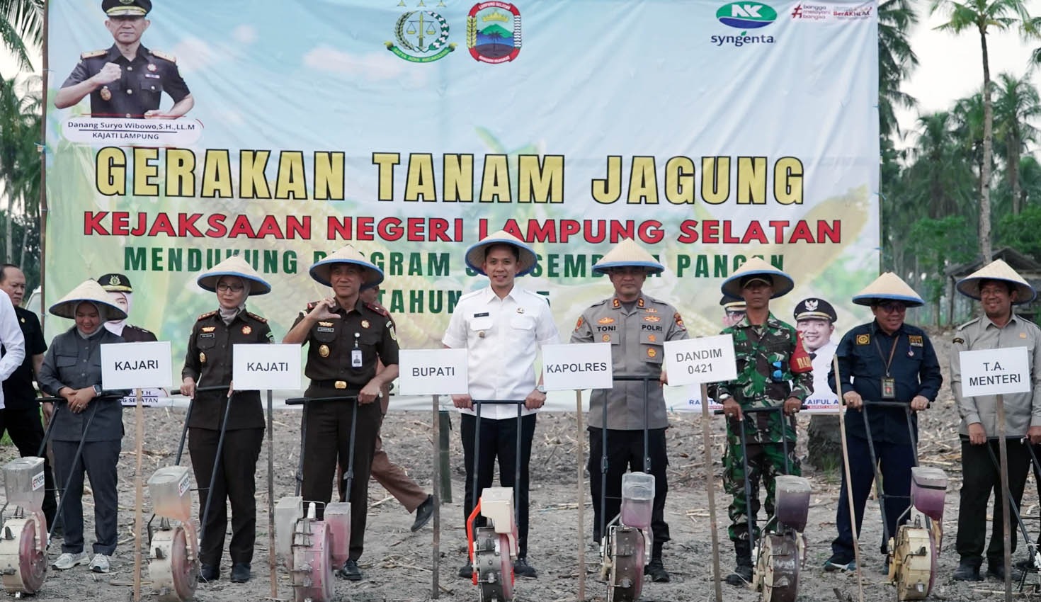 Bupati Lampung Selatan Radityo Egi Pratama bersama Kajati Lampung Danang Suryo Wibowo, Kajari Afni Carolina, serta Forkopimda dan perwakilan kementerian melakukan penanaman jagung perdana di Desa Margacatur, Kalianda, Senin (21/7/2025).