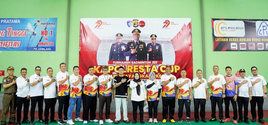 Wali Kota Bandar Lampung, Hj. Eva Dwiana, bersama Kapolresta dan jajaran Forkopimda Kota Bandar Lampung berfoto bersama usai membuka secara resmi Turnamen Badminton Kapolresta Cup 2025 di GOR Gemilang, Teluk Betung Barat, Rabu (11/6/2025).