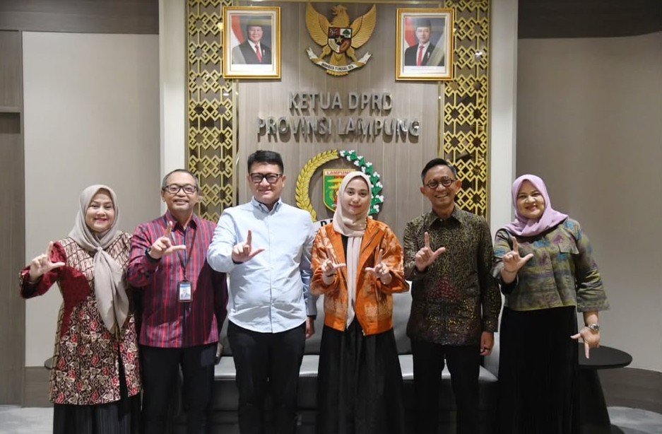 Ketua DPRD Provinsi Lampung, Ahmad Giri Akbar, S.E., M.B.A. (tengah), menerima kunjungan jajaran Bank Indonesia Perwakilan Provinsi Lampung di Ruang Kerja Ketua DPRD, Selasa (17/6/2025).
