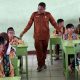Anggota DPRD Kota Pontianak, Iqbal Muthahar, menyapa dan berdialog langsung dengan siswa SD di lingkungan Yayasan Sekolah Islam Bina Empat Lima saat kunjungan kerja, Jumat (18/07/2025).