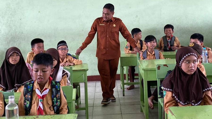 Anggota DPRD Kota Pontianak, Iqbal Muthahar, menyapa dan berdialog langsung dengan siswa SD di lingkungan Yayasan Sekolah Islam Bina Empat Lima saat kunjungan kerja, Jumat (18/07/2025).