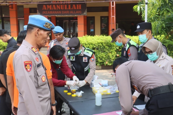 Bidpropam Polda Jatim Gelar Operasi Gaktibplin dan Tes Urine di Polres Probolinggo Kota