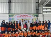 Pengusaha Nova Yudi Berbagi Kebahagiaan dengan Anak Yatim di Pringsewu