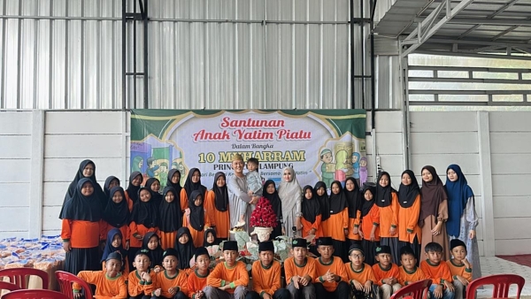 Pengusaha Nova Yudi Berbagi Kebahagiaan dengan Anak Yatim di Pringsewu
