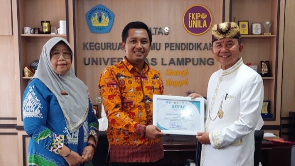 Prodi Bahasa Lampung Unila Libatkan Tokoh Adat dalam Ujian Tesis
