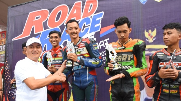 Bupati dan Wakil Bupati Tubaba Tutup Kejuaraan Road Race Bupati Cup 2025 dan Bazar UMKM