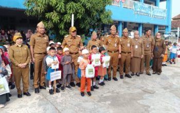 Pemkot Palembang Distribusikan Seragam Sekolah Gratis untuk Siswa Baru