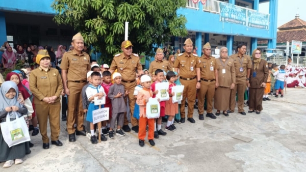 Pemkot Palembang Distribusikan Seragam Sekolah Gratis untuk Siswa Baru