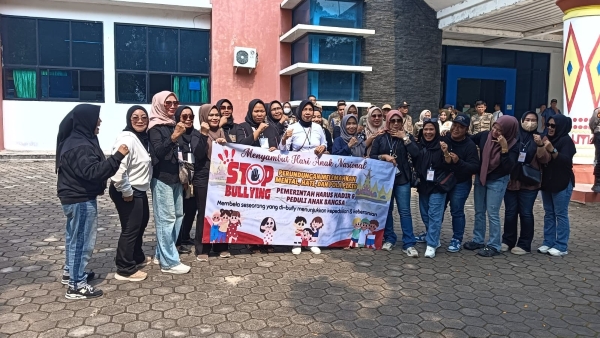 Emak-Emak Pesawaran Gelar Aksi Damai Desak Perlindungan untuk Gibran