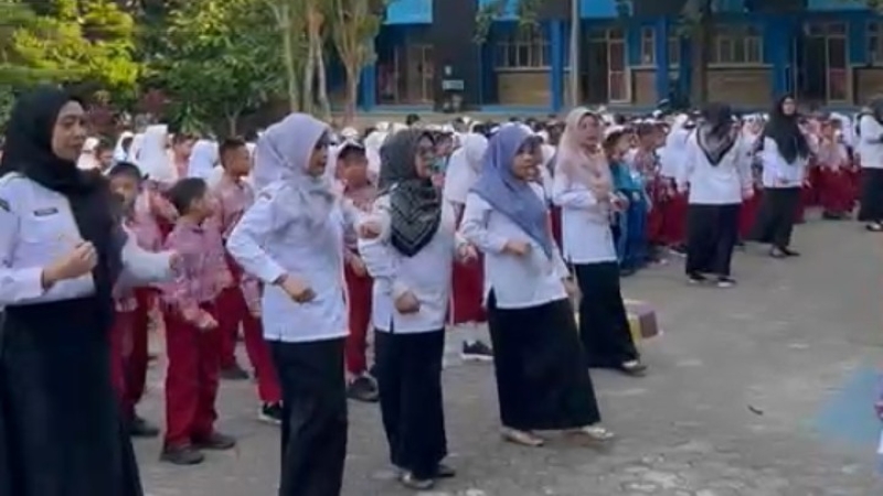 Plt Kepsek SDN 41 Palembang Ajak Siswa Percaya Diri di Hari Anak Nasional 2025