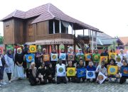 Peserta Summer Camp FKIP Unila Belajar Batik Tulis Lampung
