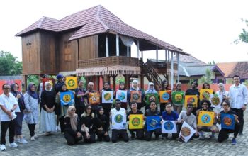 Peserta Summer Camp FKIP Unila Belajar Batik Tulis Lampung