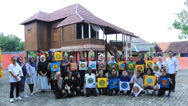 Peserta Summer Camp FKIP Unila Belajar Batik Tulis Lampung