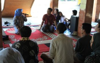 FKIP Unila Ajak Mahasiswa Asing Selami Budaya Lampung Lewat Workshop Tapis