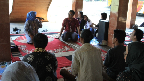 FKIP Unila Ajak Mahasiswa Asing Selami Budaya Lampung Lewat Workshop Tapis