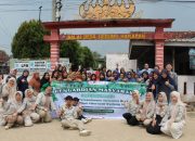 Dosen dan mahasiswa Program Studi Farmasi ITERA berfoto bersama ibu-ibu PKK dan kader Posyandu Desa Gedung Harapan dalam kegiatan pengabdian masyarakat bertajuk "Pemanfaatan Tanaman Herbal sebagai Obat Alternatif Radang Sendi", yang digelar di Balai Desa Gedung Harapan, Kecamatan Jati Agung, Lampung Selatan, Selasa (22/7/2025).