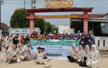 Dosen dan mahasiswa Program Studi Farmasi ITERA berfoto bersama ibu-ibu PKK dan kader Posyandu Desa Gedung Harapan dalam kegiatan pengabdian masyarakat bertajuk "Pemanfaatan Tanaman Herbal sebagai Obat Alternatif Radang Sendi", yang digelar di Balai Desa Gedung Harapan, Kecamatan Jati Agung, Lampung Selatan, Selasa (22/7/2025).
