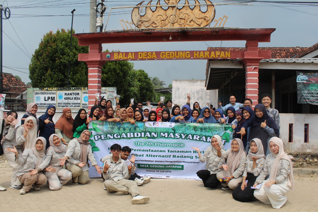 Dosen dan mahasiswa Program Studi Farmasi ITERA berfoto bersama ibu-ibu PKK dan kader Posyandu Desa Gedung Harapan dalam kegiatan pengabdian masyarakat bertajuk "Pemanfaatan Tanaman Herbal sebagai Obat Alternatif Radang Sendi", yang digelar di Balai Desa Gedung Harapan, Kecamatan Jati Agung, Lampung Selatan, Selasa (22/7/2025).