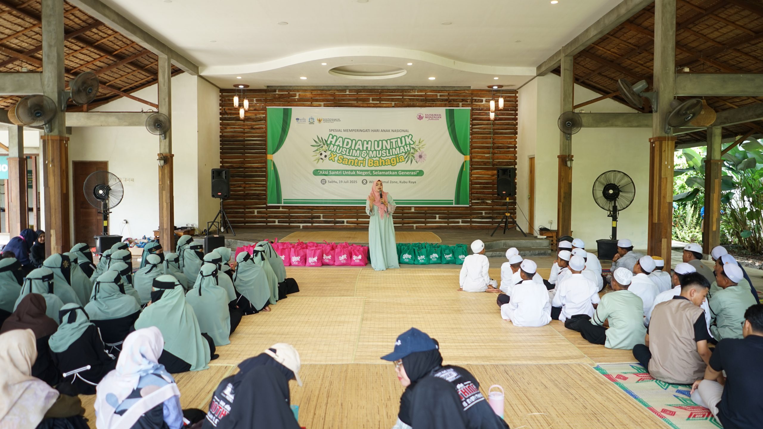 Seorang narasumber memberikan motivasi kepada para santri dan peserta dalam kegiatan "Hadiah untuk Muslim & Muslimah X Santri Bahagia" yang digelar di Wisata Amal Zone, Kubu Raya, Sabtu (19/7/2025).