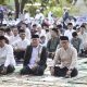 Ketua DPRD Provinsi Lampung, Ahmad Giri Akbar, S.E., M.B.A. (tengah), bersama Wakil Ketua IV DPRD, Naldi Rinara S. Rizal, S.E., M.H. (kanan), dan Gubernur Lampung, Rahmat Mirzani Djausal (kiri), mengikuti Sholat Idul Adha 1446 H berjamaah di Lapangan Saburai, Enggal, Bandar Lampung, Jumat (6/6/2025).