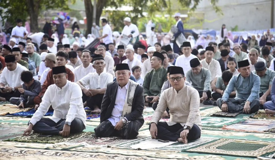 Ketua DPRD Provinsi Lampung, Ahmad Giri Akbar, S.E., M.B.A. (tengah), bersama Wakil Ketua IV DPRD, Naldi Rinara S. Rizal, S.E., M.H. (kanan), dan Gubernur Lampung, Rahmat Mirzani Djausal (kiri), mengikuti Sholat Idul Adha 1446 H berjamaah di Lapangan Saburai, Enggal, Bandar Lampung, Jumat (6/6/2025).