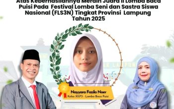 Dr. Lukman Hakim, S.Pd., M.M., Kepala MAN 1 Bandar Lampung (kiri), bersama Qonita Nurhayati, S.H., Plt. Kepala Urusan Tata Usaha (kanan), memberikan apresiasi kepada Nayyara Fazila Noer (tengah), siswi kelas XII F3 yang berhasil meraih Juara 2 Lomba Baca Puisi dalam ajang Festival Lomba Seni dan Sastra Siswa Nasional (FLS2N) Tingkat Provinsi Lampung Tahun 2025.