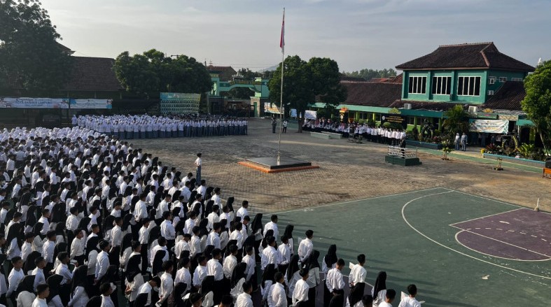 Siswa baru MAN 1 Bandar Lampung mengikuti apel pembukaan Masa Taaruf Siswa Madrasah (Matsama) di halaman utama madrasah, Senin (14/07/2025). Kegiatan ini menjadi awal dari rangkaian orientasi dan penguatan karakter peserta didik baru tahun ajaran 2025/2026.