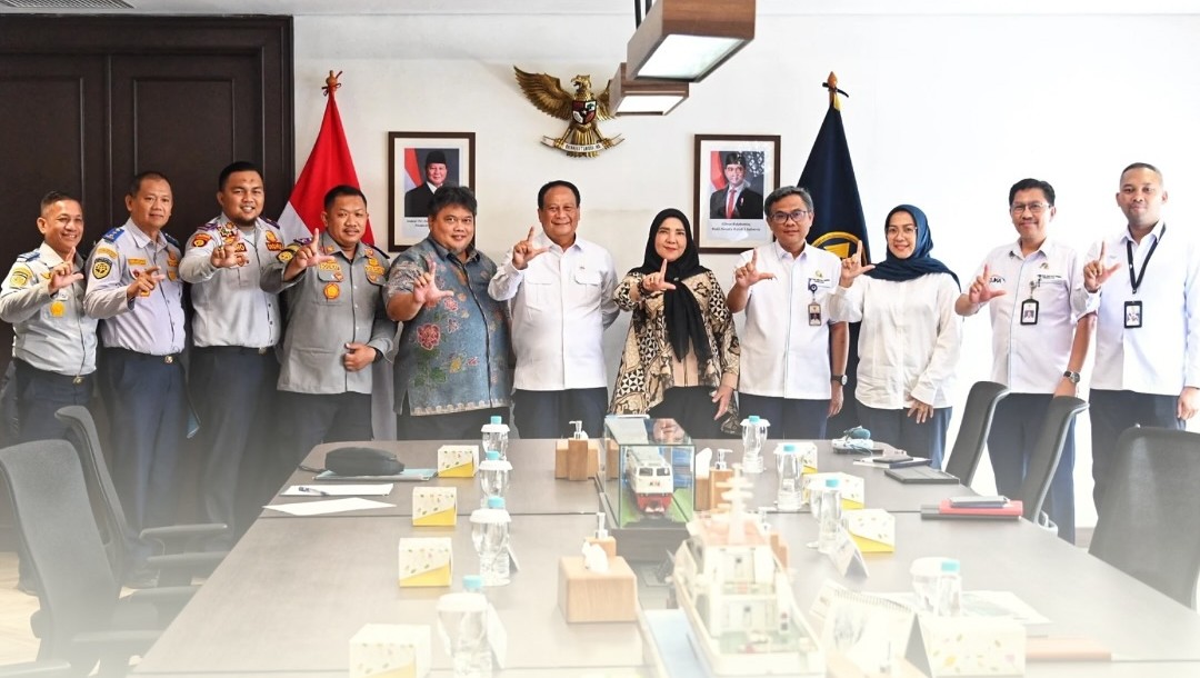 Wali Kota Bandar Lampung, Hj. Eva Dwiana, bersama Wakil Menteri Perhubungan dan jajaran, usai audiensi membahas penataan moda transportasi massal di Kota Bandar Lampung, Jumat (27/6/2025).