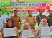 Peratin Penggawa V Ilir, Rahman Payadi (tengah berbaju cokelat), bersama jajaran aparatur pekon dan unsur TNI-Polri, berfoto bersama warga penerima manfaat usai penyaluran Bantuan Langsung Tunai Dana Desa (BLT-DD) Tahap I Tahun 2025