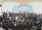 Para relawan Jelajah Bakti 2025 berfoto bersama masyarakat Desa Cilimus dalam malam puncak keakraban yang penuh semangat dan keceriaan, menandai berakhirnya rangkaian kegiatan sosial, edukasi, dan budaya yang berlangsung selama lima hari di Kecamatan Teluk Pandan, Kabupaten Pesawaran