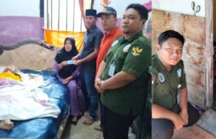 Petugas Pemerintah Pekon Gunung Kemala didampingi aparat kecamatan dan pendamping desa menyerahkan secara simbolis Bantuan Langsung Tunai Dana Desa (BLT-DD) Tahap I Tahun 2025 kepada salah satu Keluarga Penerima Manfaat (KPM) yang tengah sakit di rumahnya, Jumat (4/7/2025).