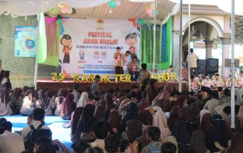Ribuan peserta memadati area Pondok Pesantren Al Manshurin, Talang Barokah, Gunung Labuhan, dalam Festival Anak Sholih (FAS) 2025 yang digelar DPD LDII Kabupaten Way Kanan, Kamis (10/7/2025).