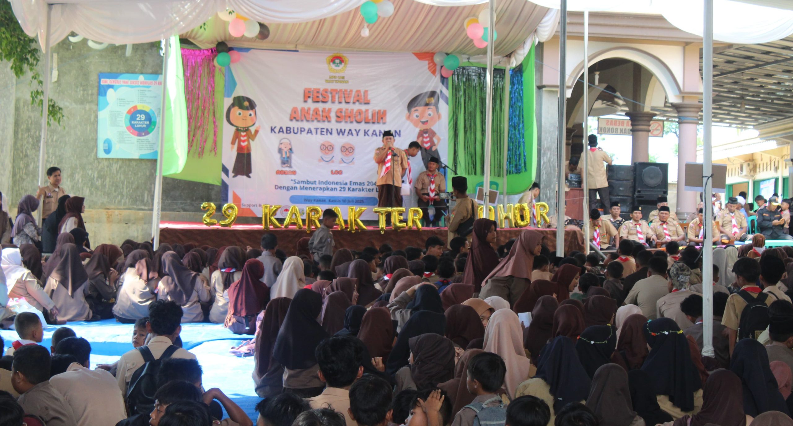 Ribuan peserta memadati area Pondok Pesantren Al Manshurin, Talang Barokah, Gunung Labuhan, dalam Festival Anak Sholih (FAS) 2025 yang digelar DPD LDII Kabupaten Way Kanan, Kamis (10/7/2025).