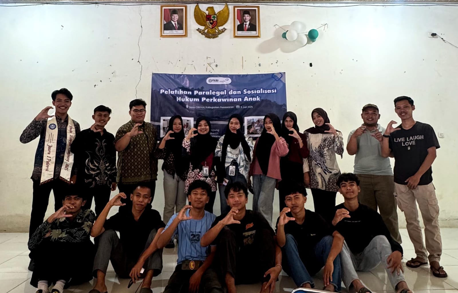 Momen kebersamaan para peserta Pelatihan Paralegal dan Sosialisasi Hukum Perkawinan Anak di Desa Cilimus, Kecamatan Teluk Pandan, Kabupaten Pesawaran, Sabtu (13/7/2025).