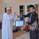 Syekh Amin Mahmoud Ramzy Abdul Halim menerima sertifikat penghargaan dari panitia pelaksana seusai menyampaikan materi dalam kegiatan Dauroh Bahasa Arab yang digelar Rumah Ngaji Bina Cendekia Luhur, Jati Mulyo, Lampung Selatan, Sabtu (19/7/2025).