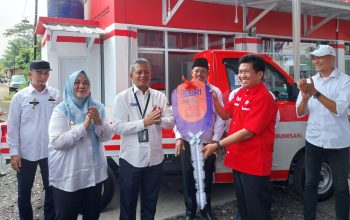Head Regional Micro Banking BRI Bandar Lampung, Rahmad Budi Sulistia, menyerahkan bantuan mobil operasional kepada pengurus Koperasi Desa Merah Putih (KDMP) Bumisari, sebagai wujud dukungan terhadap penguatan ekonomi desa melalui layanan BRILink dan koperasi digital.