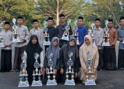 Para santri PPTQ Assahil berpose dengan deretan piala kemenangan usai meraih juara di berbagai cabang lomba dalam ajang Seleksi Tilawatil Qur’an (STQ) Kabupaten Lampung Selatan 2025 yang digelar di Kalianda, 22–24 Juli 2025.
