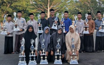 Para santri PPTQ Assahil berpose dengan deretan piala kemenangan usai meraih juara di berbagai cabang lomba dalam ajang Seleksi Tilawatil Qur’an (STQ) Kabupaten Lampung Selatan 2025 yang digelar di Kalianda, 22–24 Juli 2025.